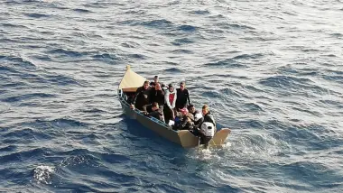 قارب يقل مهاجرين جزائريين يصدم فتاة بساحل إيطاليا ويستنفر السلطات المحلية